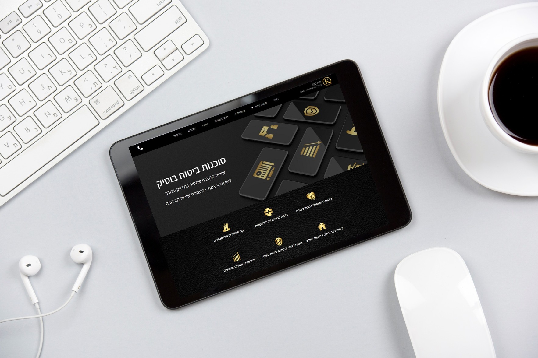 אתר אינטרנט. תמונה של דף בית על רקע תמונה של שולחן עם מקלדת וקפה